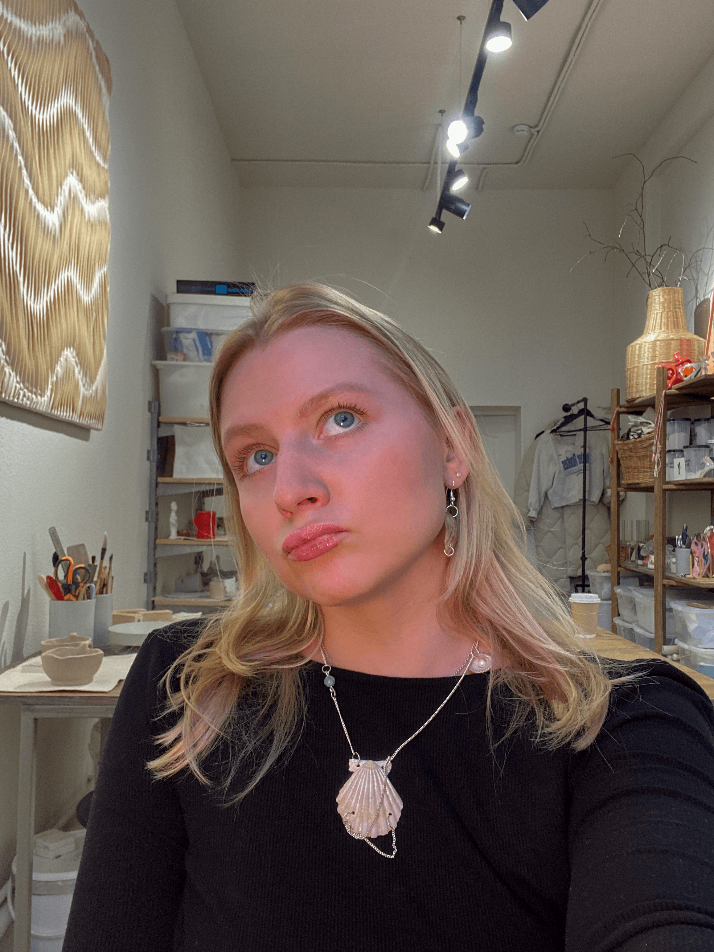 Мастер за работой в студии